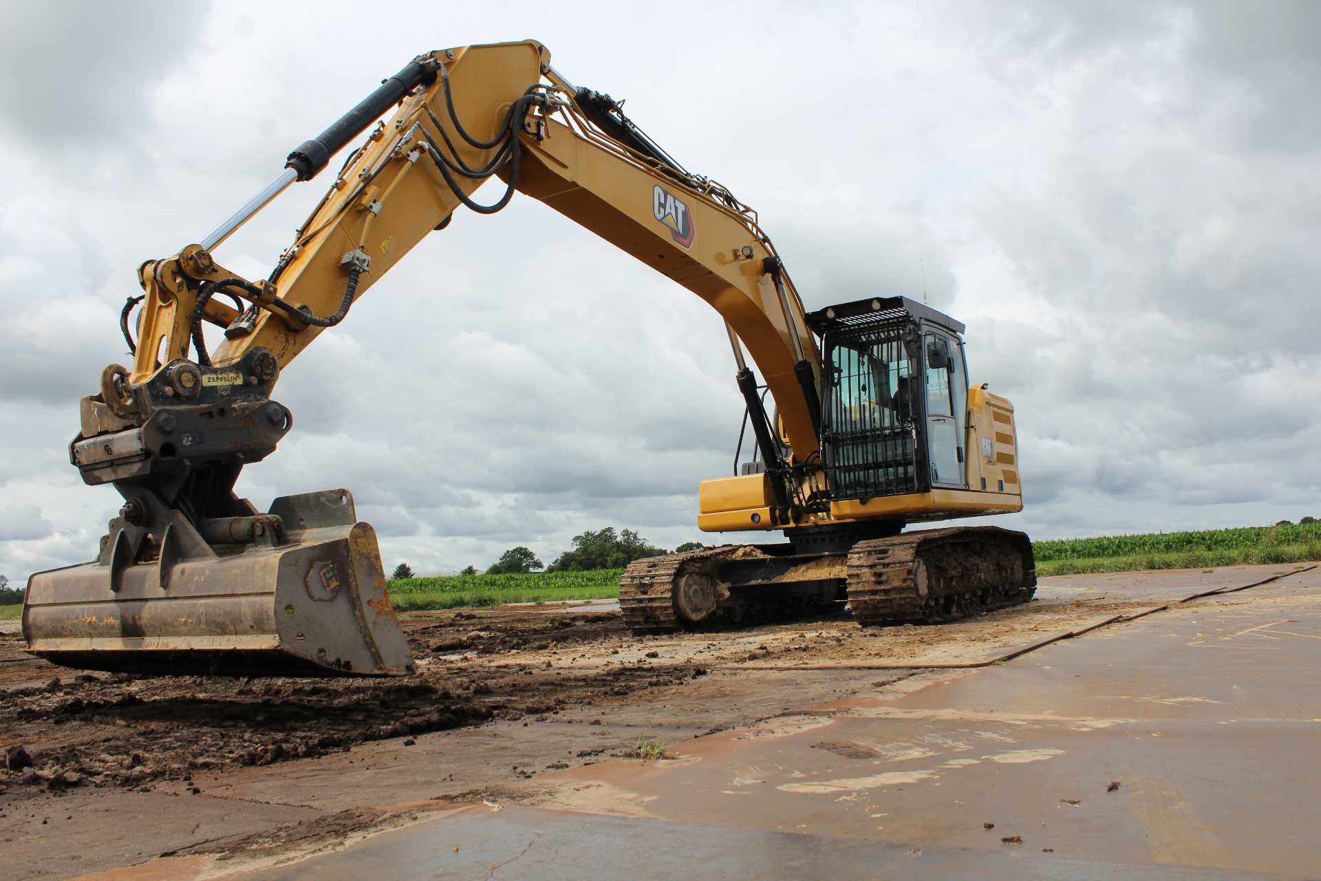 Kettenbagger CAT und Muldenkipper auf einer Baustelle